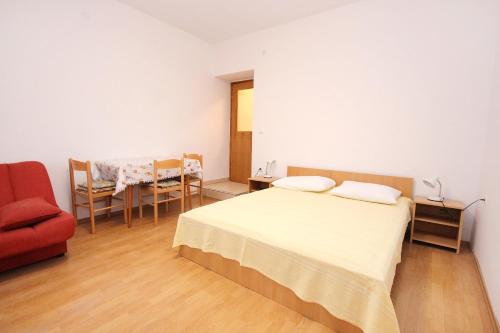 Postel nebo postele na pokoji v ubytování Apartments with a swimming pool Zubovici, Pag - 9365