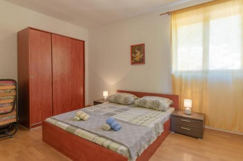 - une chambre avec un lit et 2 oreillers dans l'établissement Apartments by the sea Cove Zaglav, Korcula - 9320, à Prižba