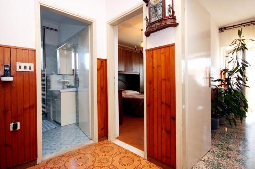 pasillo con puerta de cristal que conduce a un baño en Apartments with a parking space Lumbarda, Korcula - 9329, en Lumbarda