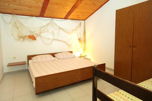Postel nebo postele na pokoji v ubytování Apartments by the sea Kustici, Pag - 9381