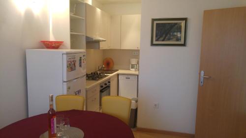 Kuchyň nebo kuchyňský kout v ubytování Apartment Dinjiska 9386a