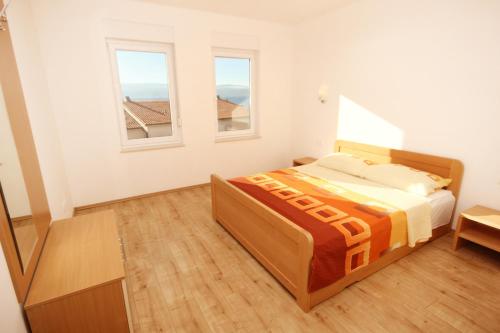 - une chambre avec un lit et 2 fenêtres dans l'établissement Apartment Duce 9437e, à Dugi Rat