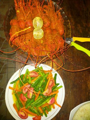 Makanan di atau berdekatan rumah tamu ini