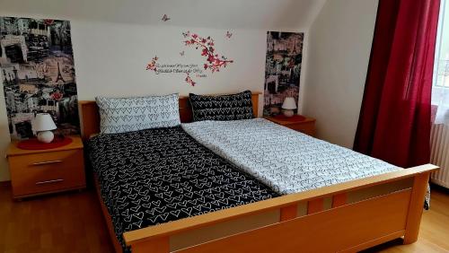 una camera con letto e struttura in legno di Burger Station - Zimmervermietung a Immendingen