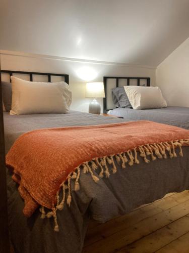 two beds sitting next to each other in a bedroom at Camp Hudson Pines in Corinth