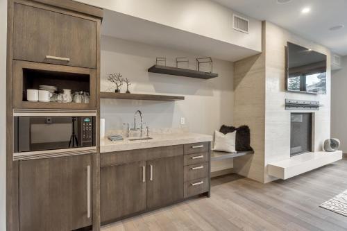eine Küche mit Spüle und Mikrowelle in der Unterkunft Premium Junior Three Bedroom apartment hotel in Park City