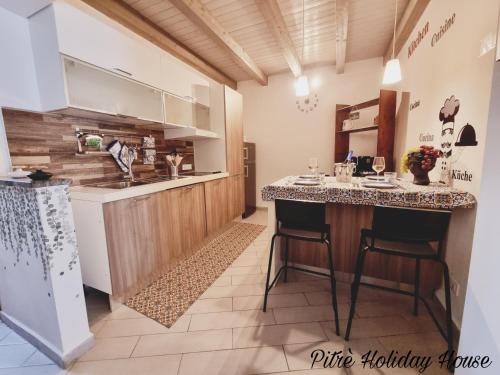 uma cozinha com uma ilha no meio de uma sala em pitrè holiday house em Palermo