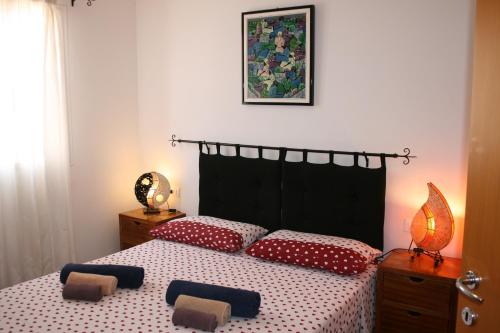 a bedroom with a bed with red and white pillows at Casa Bahia 5 in Santa Maria