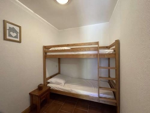 une chambre avec deux lits superposés et une échelle dans l'établissement Studio Cabine Praz-sur-Arly - 4 pers, Terrasse, Piscine, Parking, Proche village et pistes - FR-1-603-63, à Praz-sur-Arly