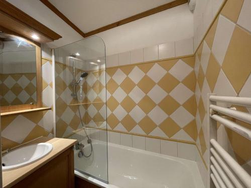 een badkamer met een douche en een wastafel bij Appartement Praz-sur-Arly, 1 pièce, 4 personnes - FR-1-603-63 in Praz-sur-Arly
