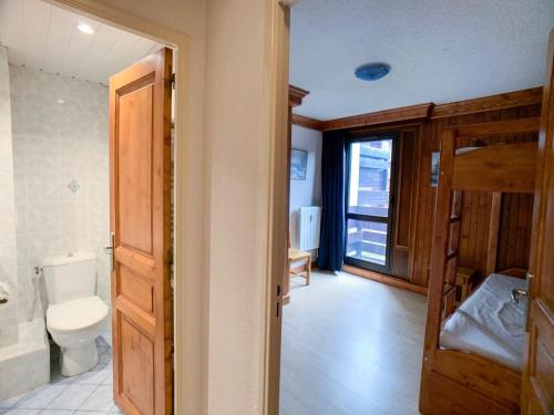 La salle de bains est pourvue de lits superposés et de toilettes. dans l'établissement Appartement spacieux pour 9 pers. à Tignes Val Claret, proche pistes et commerces, balcon sud - FR-1-502-387, à Tignes