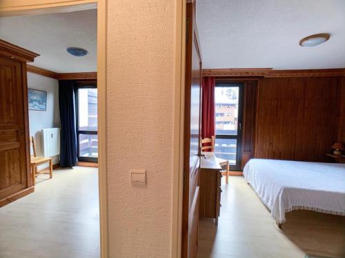une chambre avec un lit et une grande fenêtre dans l'établissement Appartement spacieux pour 9 pers. à Tignes Val Claret, proche pistes et commerces, balcon sud - FR-1-502-387, à Tignes