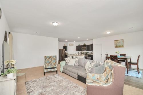 a living room with a couch and a kitchen at CHARMING 4 BEDROOMS BROOKSHIRE/KATY WITH GYM in Brookshire