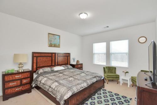 um quarto com uma cama e uma televisão em CHARMING 4 BEDROOMS BROOKSHIRE/KATY WITH GYM em Brookshire
