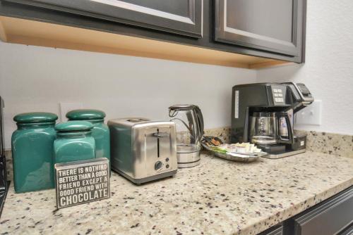 a kitchen counter with a toaster toaster and a toaster at CHARMING 4 BEDROOMS BROOKSHIRE/KATY WITH GYM in Brookshire