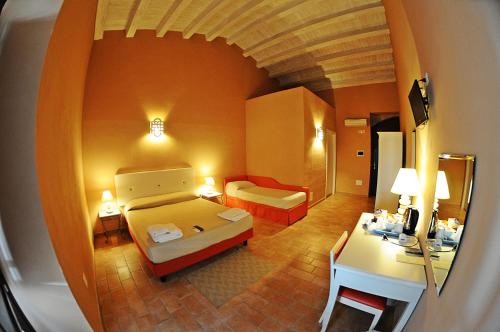 a hotel room with a bed and a desk at Pantanelli Di Vendicari in Casa Maccari