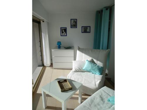 un salon avec un canapé blanc et une table dans l'établissement Le Panoramer Sea View, à Cannes