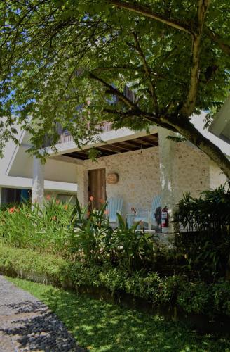 Κήπος έξω από το Chanteak Bali - Stone House 1