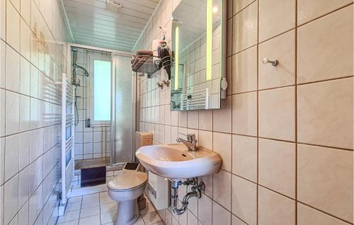 y baño con lavabo y aseo. en Pet Friendly Home In Harzgerode Ot D, With Wifi, en Dankerode