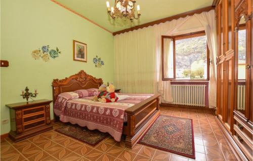a bedroom with a bed with a teddy bear on it at Awesome Home In Santambrogio Di T, With Wifi And 2 Bedrooms in SantʼAmbrogio di Torino