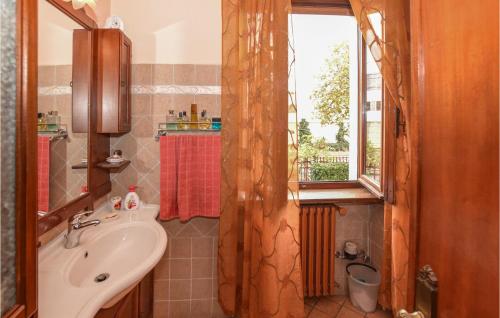 a bathroom with a sink and a window at Awesome Home In Santambrogio Di T, With Wifi And 2 Bedrooms in SantʼAmbrogio di Torino