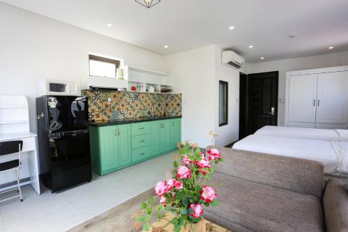 O bucătărie sau chicinetă la POOL Seaview - 4A - -Blue Sea- Balcony- Bathtub