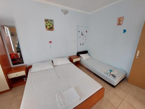Habitación pequeña con 2 camas. en Apartments Bor - 20m from the beach, en Kraj