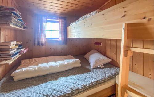 5 Bedroom Awesome Home In Lillehammer في ليلهامر: غرفة نوم مع سرير بطابقين في كابينة خشب