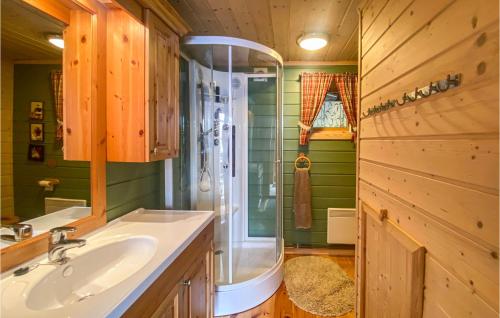 5 Bedroom Awesome Home In Lillehammer في ليلهامر: حمام مع دش ومغسلة