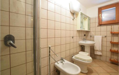 een badkamer met een toilet en een wastafel bij 2 Bedroom Beautiful Home In S,caterina Di Pittinur in Santa Caterina