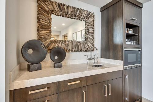 ein Badezimmer mit Waschbecken und Spiegel in der Unterkunft Premium Five Bedroom Suite apartment hotel in Park City