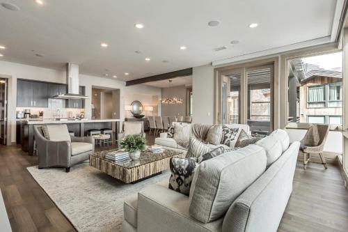Una sala de estar con sofás y una cocina. en Platinum Two Bedroom apartment hotel, en Park City