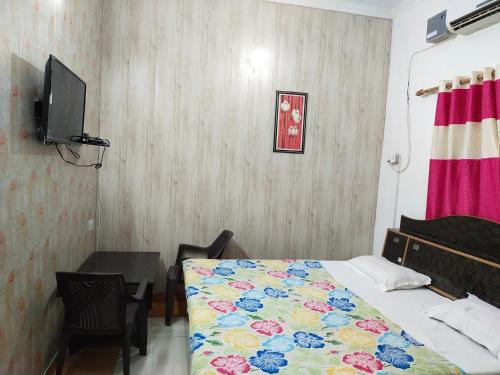 Μια τηλεόραση ή/και κέντρο ψυχαγωγίας στο Kuber Home Stay, Guest House
