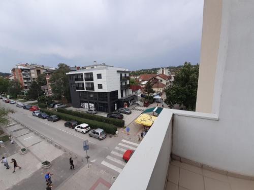 Una vista de una calle de la ciudad desde un edificio. en Apartman Nole 1, en Despotovac