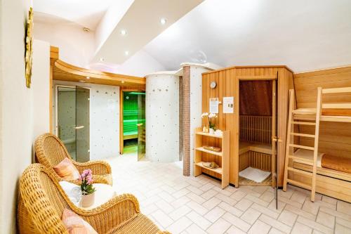 a room with two bunk beds and a table and chairs at Hotel-Restaurant Minichmayr in Steyr