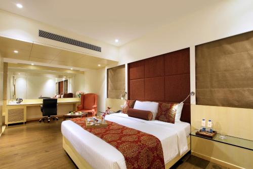 Una cama o camas en una habitación de Hotel Express Towers