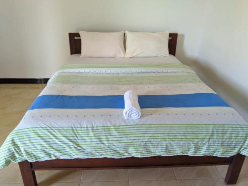 Un pat sau paturi într-o cameră la Andy's Lodge Kelimutu