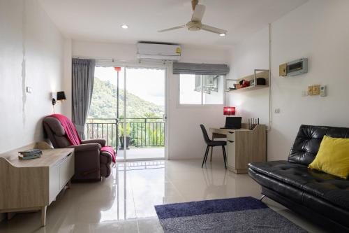 Ruang duduk di Chalong - 8 Bedroom Private Pool Villa - Nap Crown