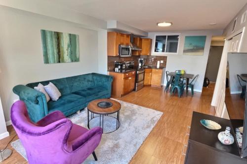 A seating area at The Funky 2bd Apartment next to the convention center and reading terminal