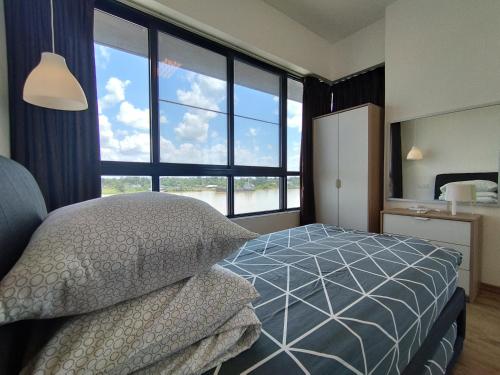 ein Schlafzimmer mit einem Bett und einem großen Fenster in der Unterkunft ONE Homestay A 6Pax 2Rooms in Sibu