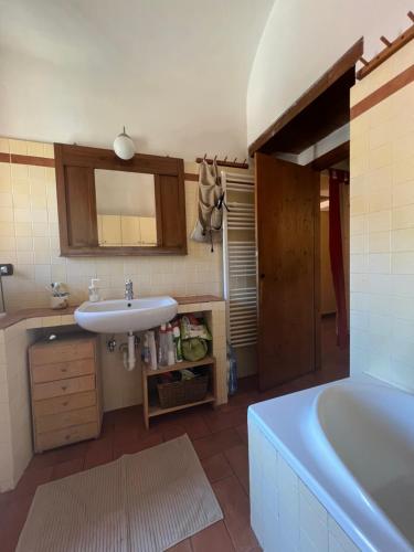 W łazience znajduje się umywalka i wanna. w obiekcie B&B Da Dodo' w mieście Calizzano