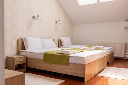 1 Schlafzimmer mit 2 Betten in einem Zimmer in der Unterkunft MARCONI GUESTHOUSE in Hunedoara