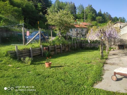 a yard with a fence and purple flowers at B&B Da Dodo' in Calizzano