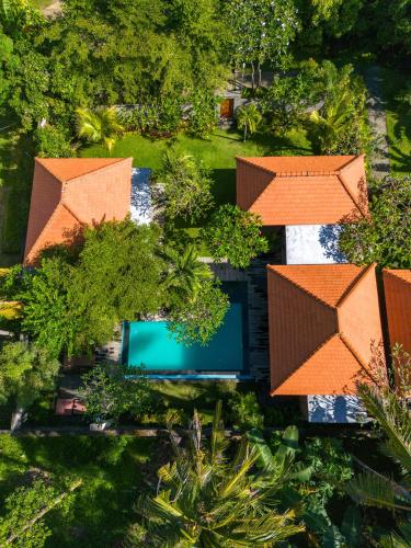 an overhead view of a resort with a swimming pool at Coco Garden Pool Villas in Kubutambahan