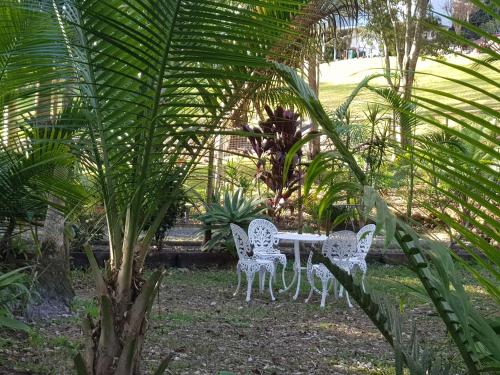 Κήπος έξω από το Mapleton Peaceful Provence BnB