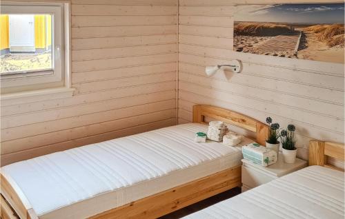 a small room with two beds and a window at Cozy Home In Krems Iiwarderbrück in Göls