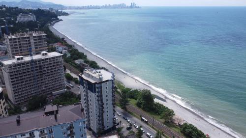 - une vue aérienne sur la plage et les bâtiments dans l'établissement Guest House Nino, à Makhinjauri