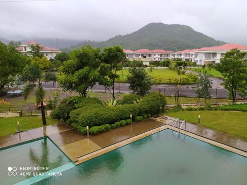 Вид на бассейн в Parishreya Holiday home Lonavala или окрестностях