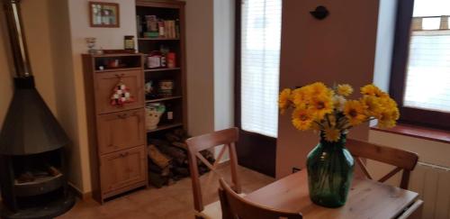 un jarrón de flores amarillas sentado en una mesa en Apartamento en Vall d'Incles, en Incles
