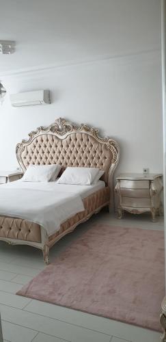um quarto com uma cama grande e uma grande cabeceira. em Konyaaltı plajına 10 dakika kral dairesi em Antalya